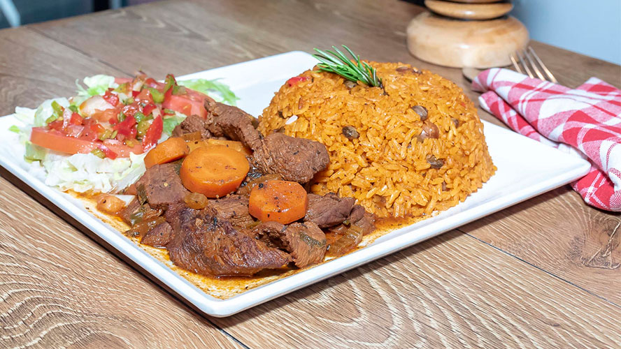 La bandera dominicana, arroz habichuela y carne