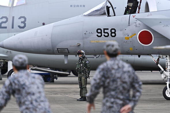 Pilotos japoneses preparándose para interceptar jets rusos.