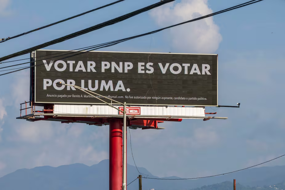 Imagen de valla publicitaria con mensaje de Bad Bunny contra el PNP en Puerto Rico