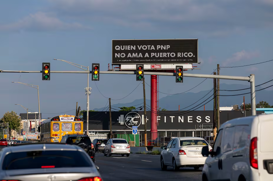 Vallas de Bad Bunny criticando al PNP durante la campaña electoral en Puerto Rico